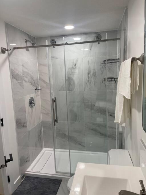 Stylish 2 Bedroom Suite In Sw Edmonton Close To Windermere And Edmonton International Airport المظهر الخارجي الصورة