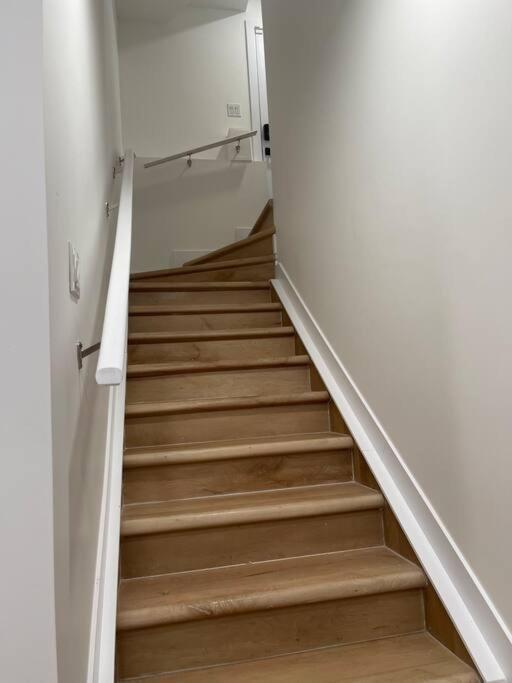 Stylish 2 Bedroom Suite In Sw Edmonton Close To Windermere And Edmonton International Airport المظهر الخارجي الصورة