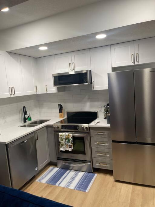 Stylish 2 Bedroom Suite In Sw Edmonton Close To Windermere And Edmonton International Airport المظهر الخارجي الصورة
